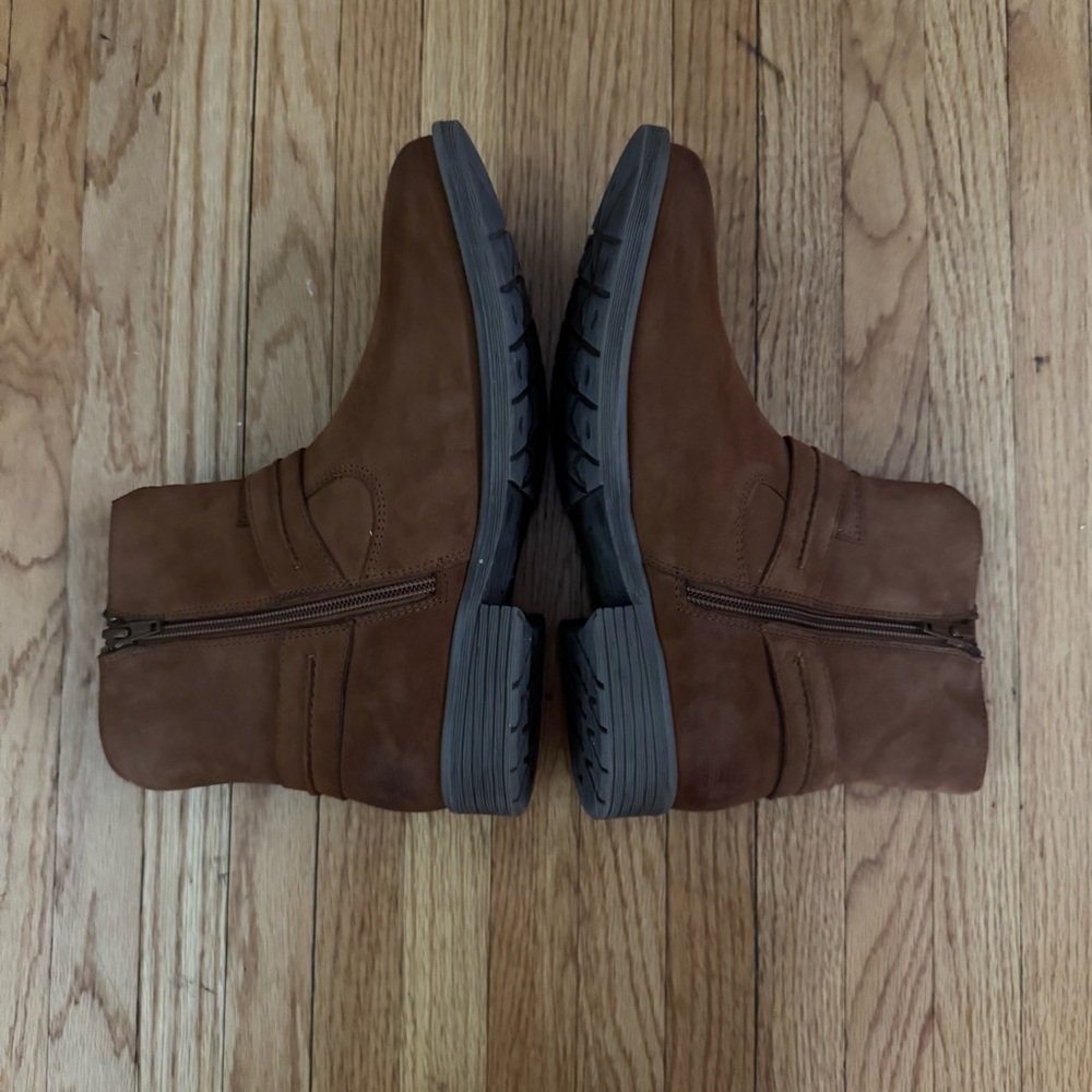 Earth Leather Ankle Boot - Picture 6 of 9